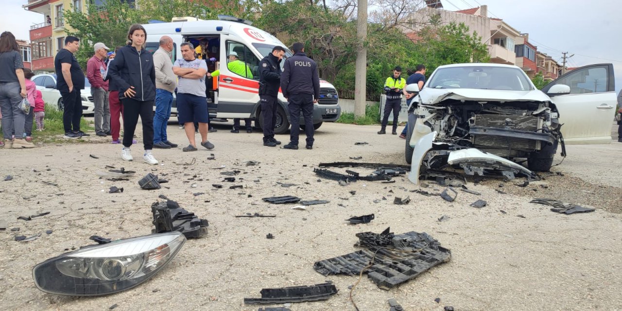 14 Yaşındaki Çocuk, Babasından İzinsiz Aldığı Otomobille 2 Araca Çarptı: 3 Yaralı