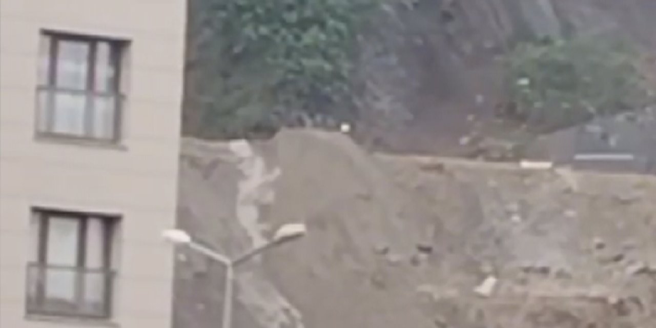 İstanbul- Gaziosmanpaşa'da Toprak Kayması Böyle Görüntülendi