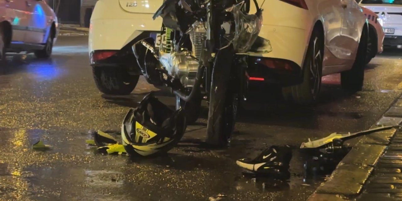 İzmir'de Otomobille Çarpışan Motosikletli Ağır Yaralandı