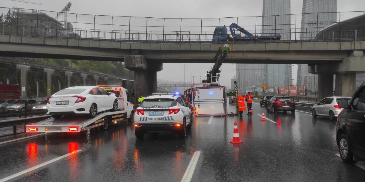 İstanbul- Sarıyer'de Tem Otoyolu'nu Kilitleyen Kaza: 4 Yaralı