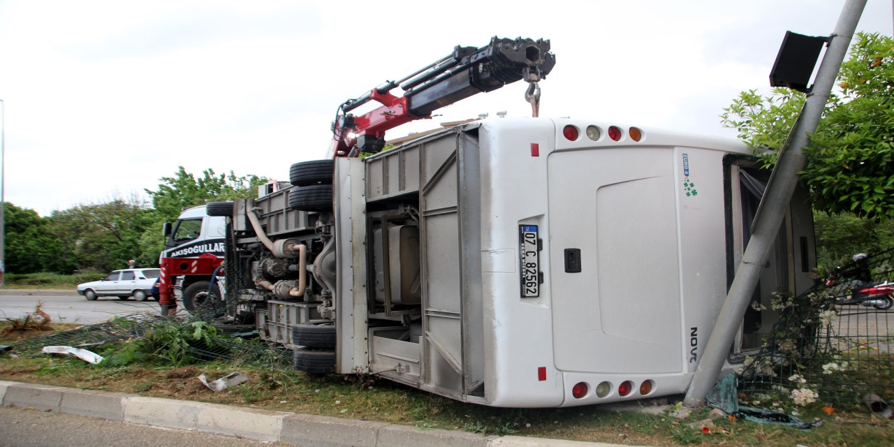 Antalya'da Servis Midibüsü Devrildi; 19 Yaralı