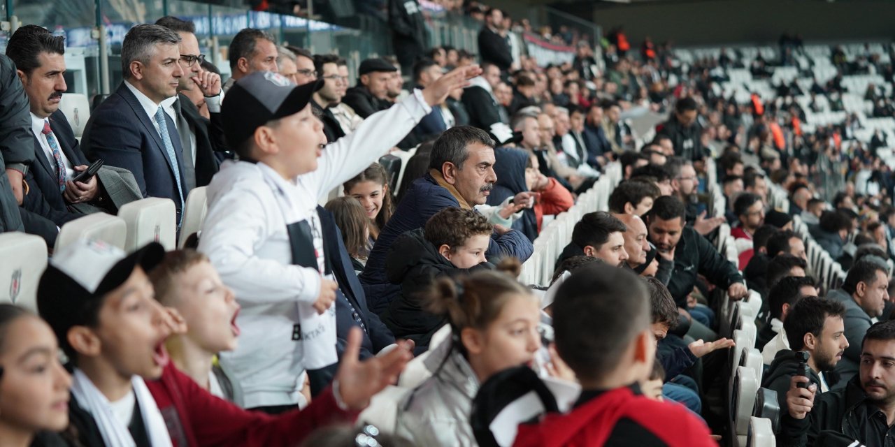 Bakan Tekin, Çocuklarla Beşiktaş Tribününde Maç İzledi