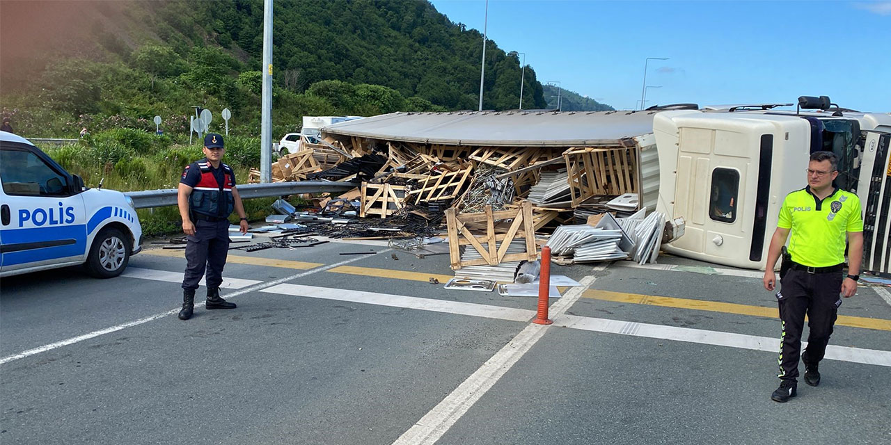 Devrilen tır Karadeniz Sahil Yolu'nu ulaşıma kapattı