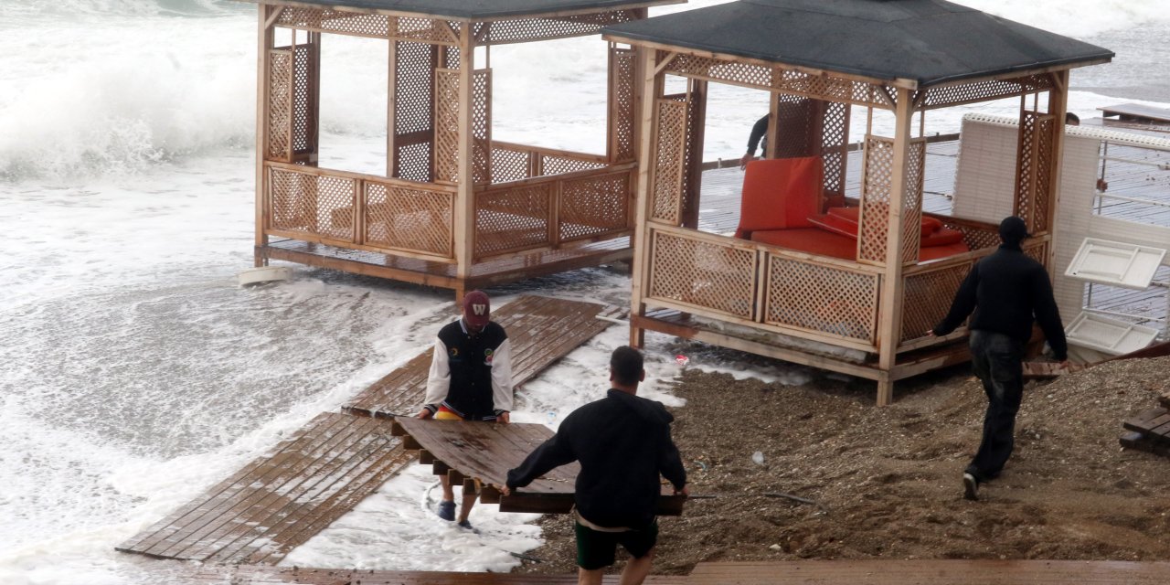 Sahildeki İşletmeler Şezlong Ve Masalarını Fırtınadan Korumaya Çalıştı