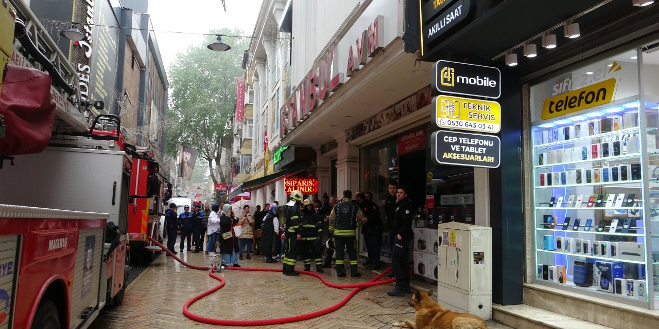 Avm'nin Deposunda Çıkan Yangın Söndürüldü