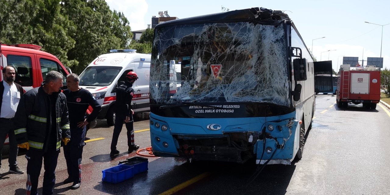 3'ü Halk Otobüsü, 7 Aracın Karıştığı Kazada 8 Yaralı