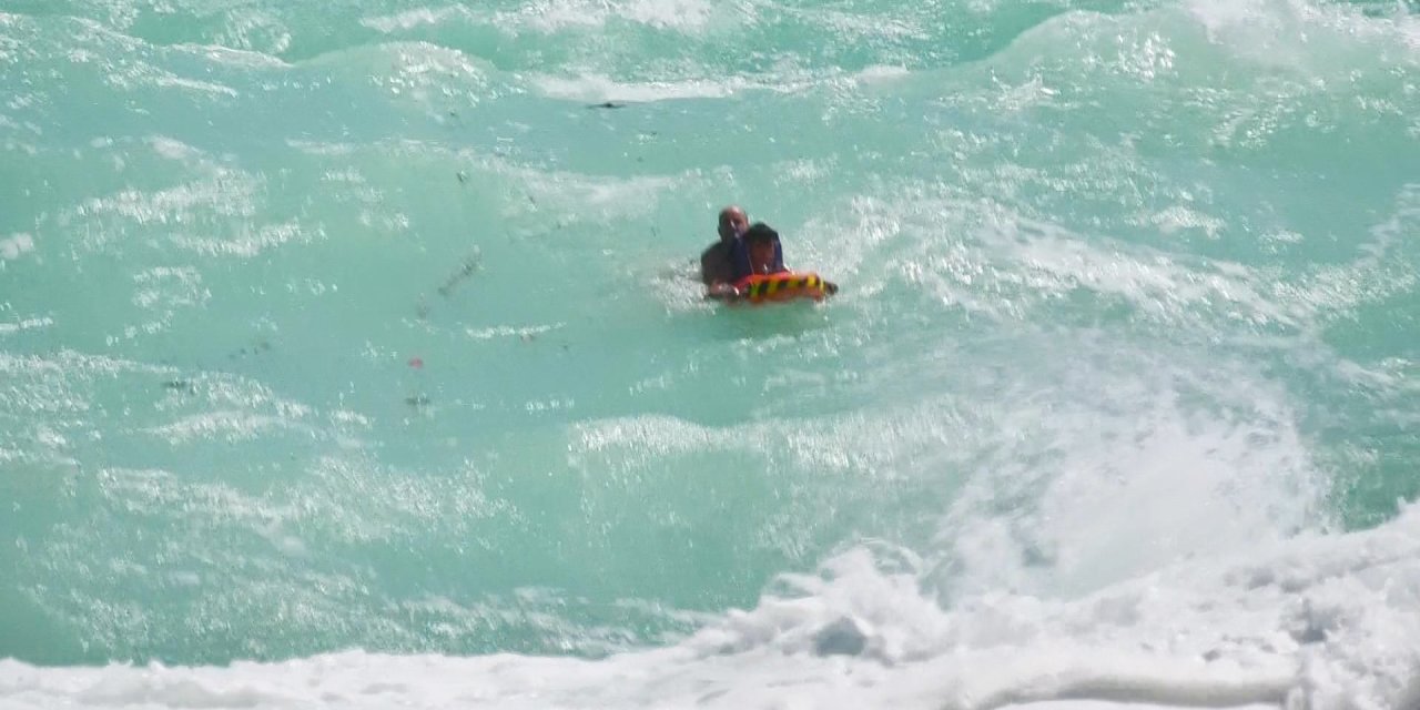 Dev Dalgalara Aldırış Etmeyip Denize Giren Bedirhan'ı 'İnsansız Cankurtaran Robotu' Kurtardı