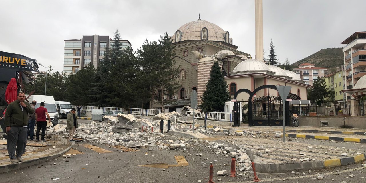 Çankırı'da Fırtınada Minare Devrildi