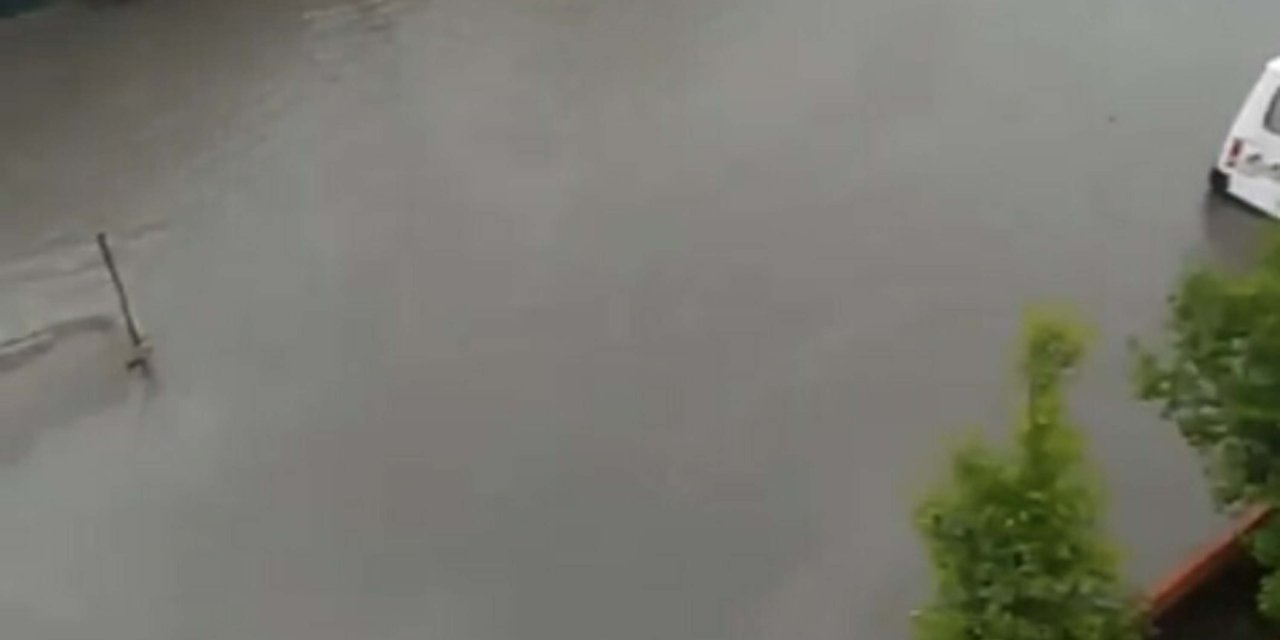 Çanakkale'de Sağanak; Cadde Ve Sokaklar Suyla Doldu