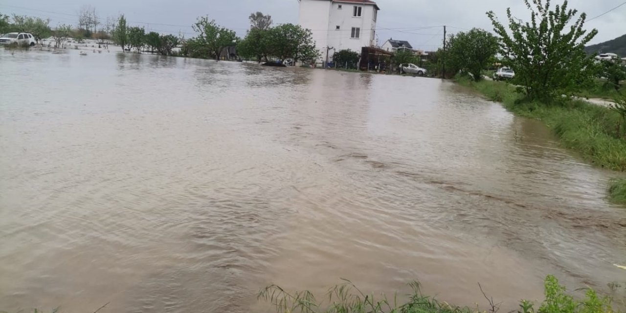 Erdek'te Sağanak Etkili Oldu
