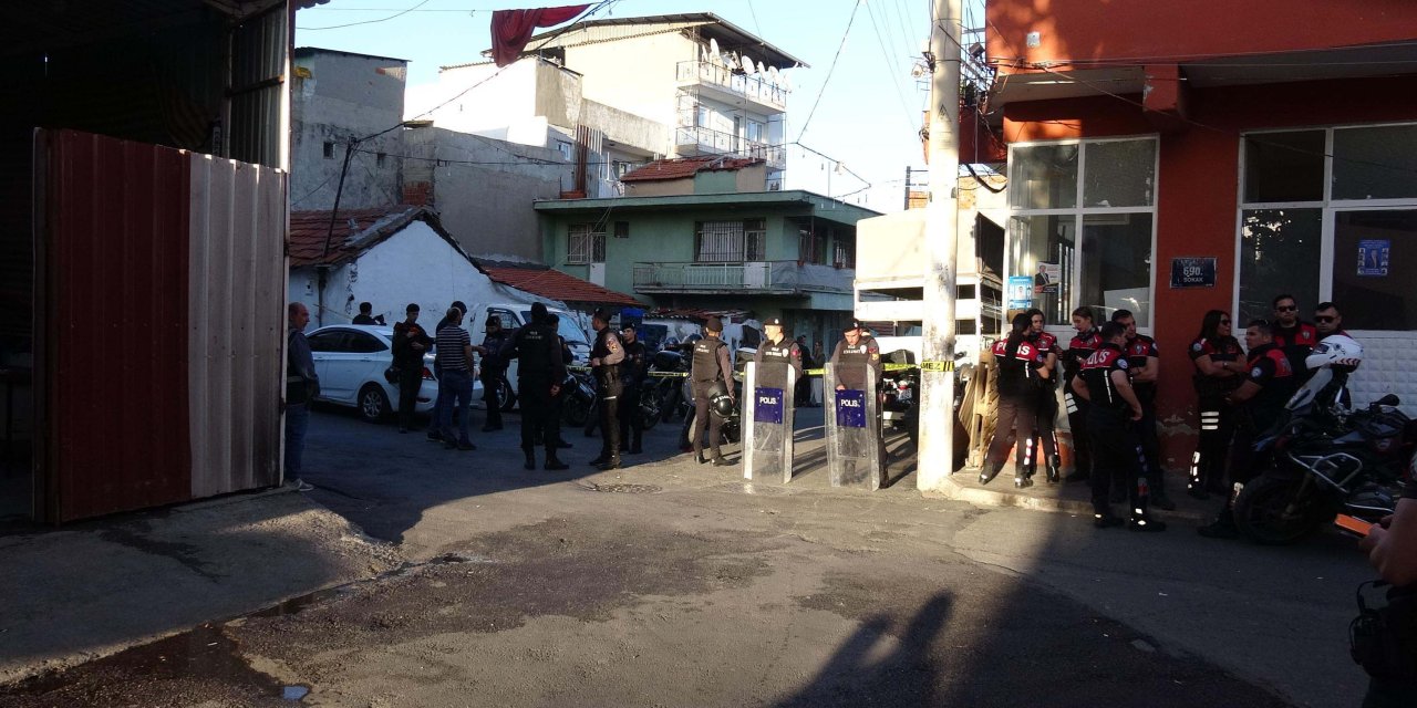 İzmir'de Cinayetin Ardından Gözaltına Alınan Şüphelinin 2 Oğlu Da Yakalandı