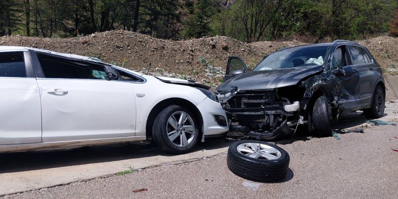 Kaza Yerindeki Ambulans Ve Polis Araçlarına Otomobil Çarptı; 10 Yaralı