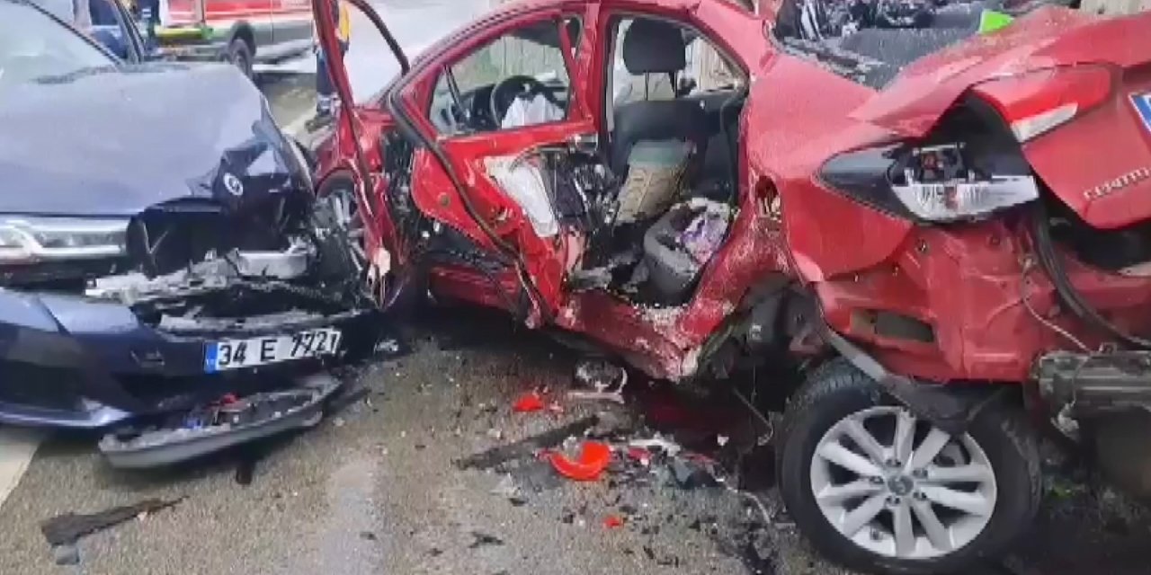 Sancaktepe’de Otomobil, Park Halindeki Araca Çarptı: 1 Ölü, 3 Yaralı