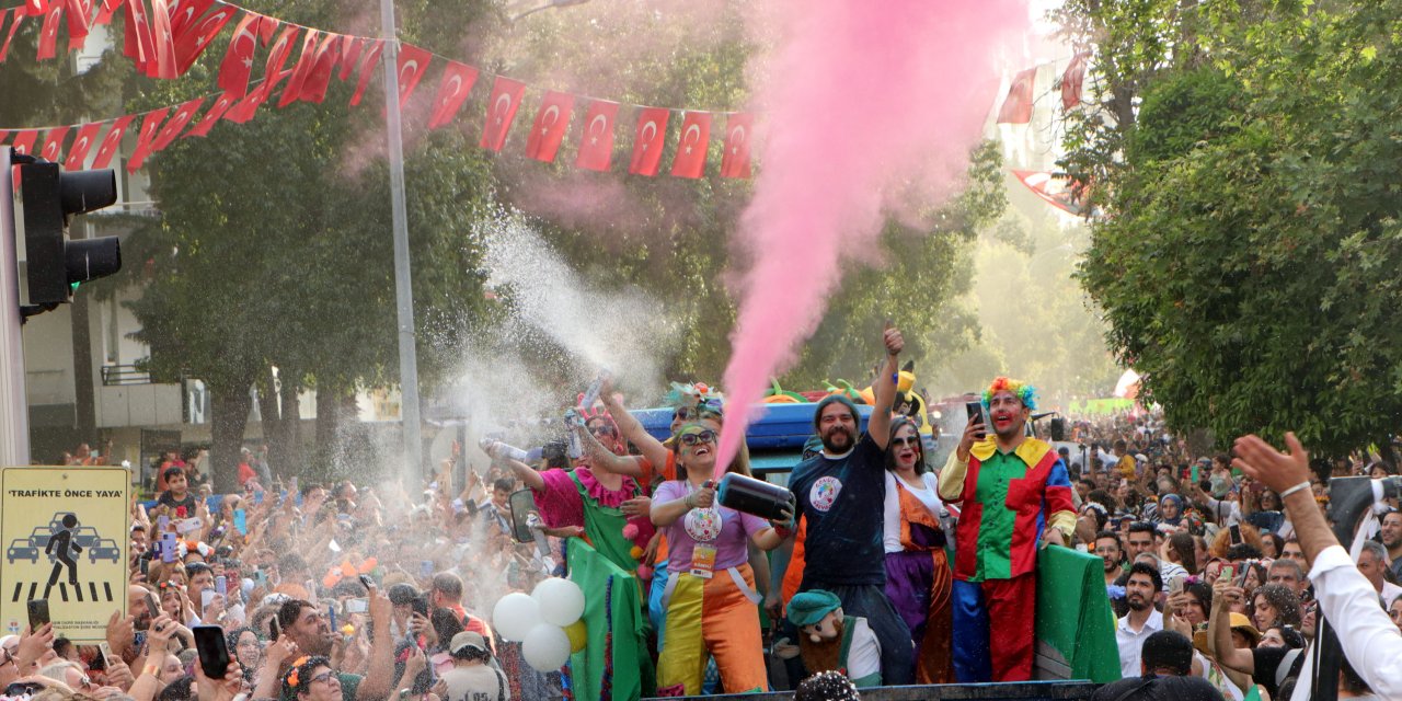 Portakal Çiçeği Festivali'nde Binlerce Kişinin Katıldığı Kortej Renkli Görüntüler Oluşturdu