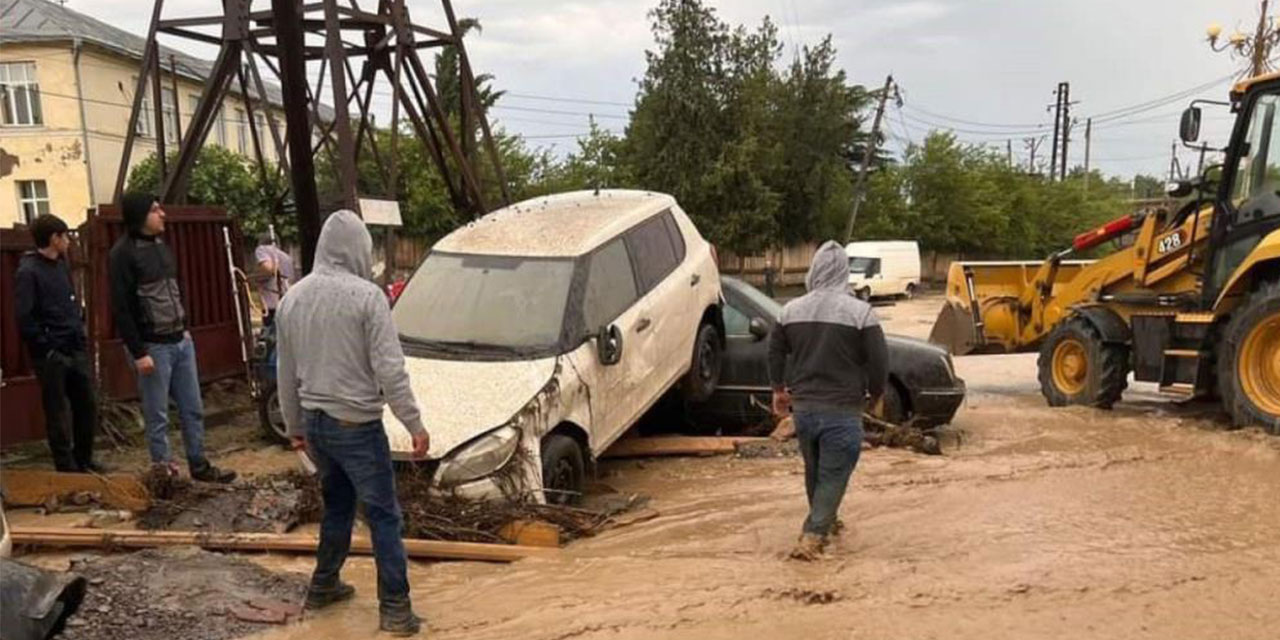 Gürcistan’da şiddetli yağış: Evleri ve bahçeleri sular bastı, araçlar hasar gördü