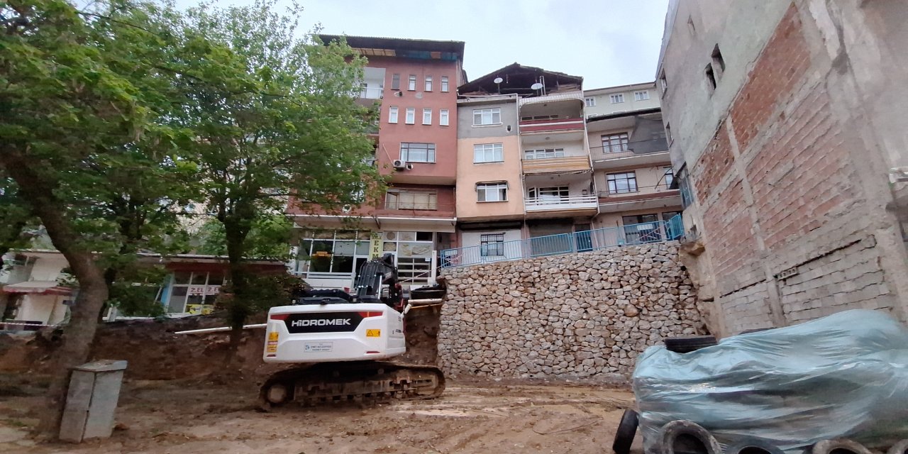 İzmit'te 5 Ay Önce Yarısı Çöken İstinat Duvarının Onarılmayan Kısmı Da Çöktü; 5 Daire İle 1 Dükkan Boşaltıldı