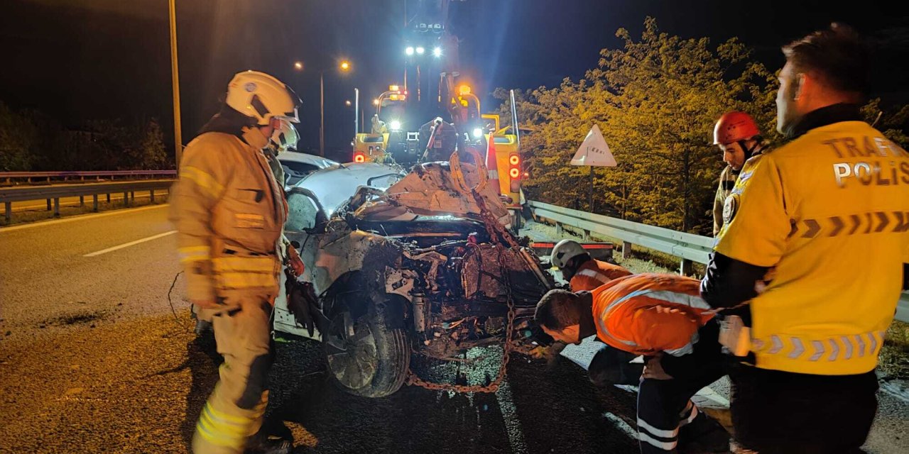 İstanbul - Eyüpsultan’da Bariyerleri Aşan Otomobil Ağaca Çarptı: 1 Yaralı