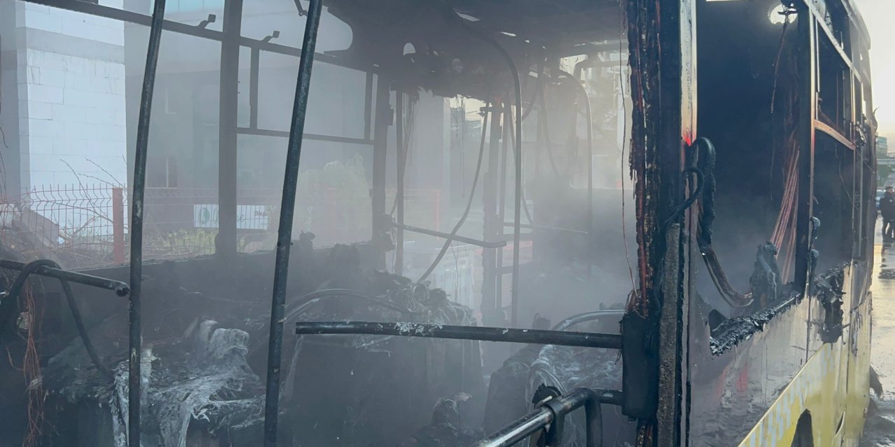 İstanbul - Sultanbeyli’de İett Otobüsü Alev Alev Yandı