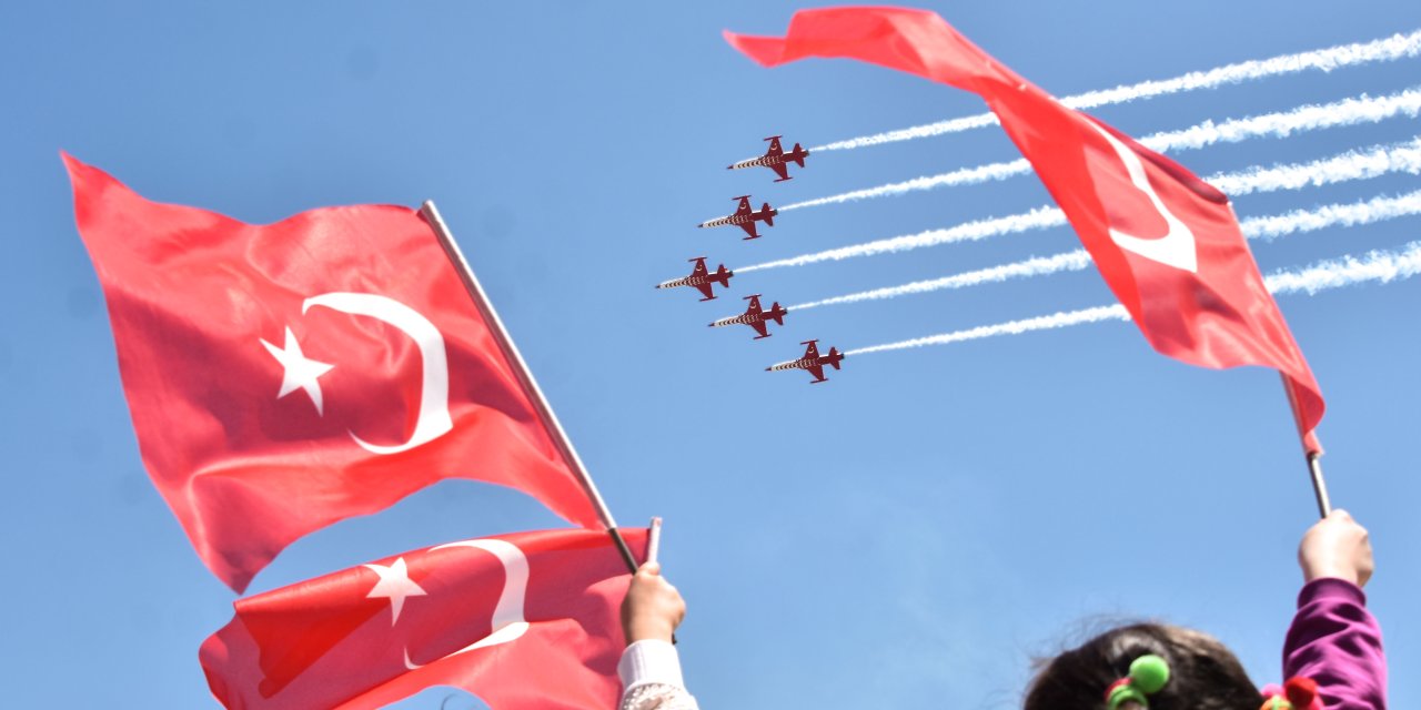 Öğrenciler, Türk Yıldızları'nı Ziyaret Edip, Uçuşu İzledi