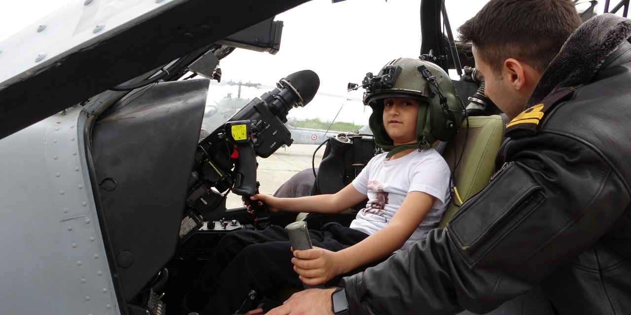 Öğrenciler, Askeri Helikopter Ve Uçak Gösterilerini İzleyip, Kokpiti İnceledi