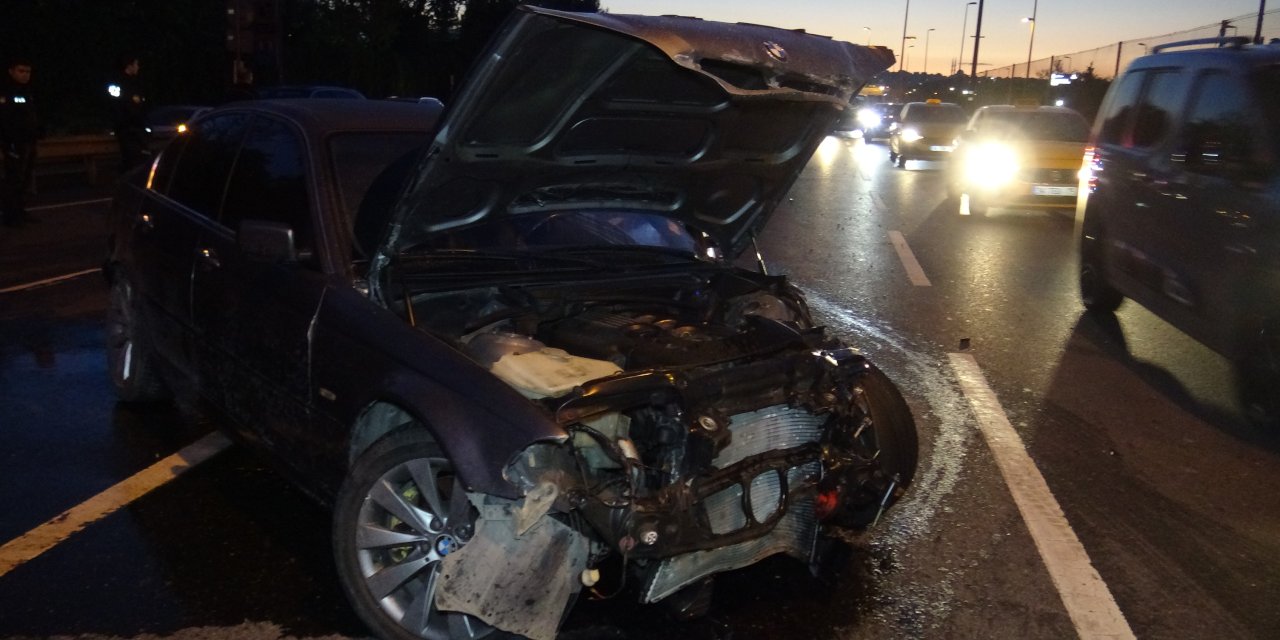 İstanbul - Avcılar D-100 Karayolunda Otomobil Bariyerlere Çarpıp Savruldu