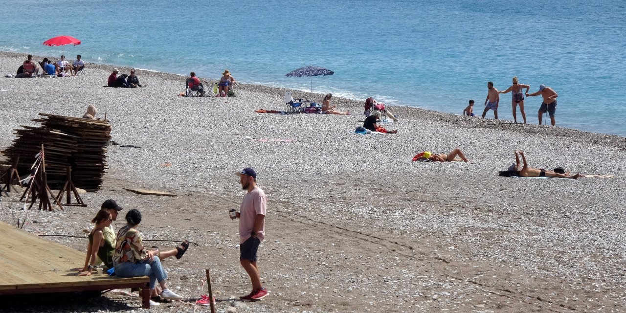 Antalya'da Dünkü Fırtına Sonrası Sahil Doldu; Denize De Girdiler