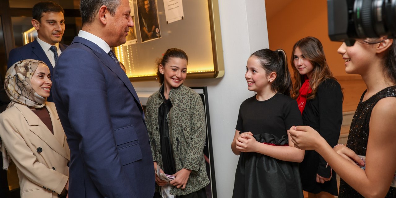 Özgür Özel, Bilkent Çocuk Senfoni Orkestrası'nın Konserini İzledi