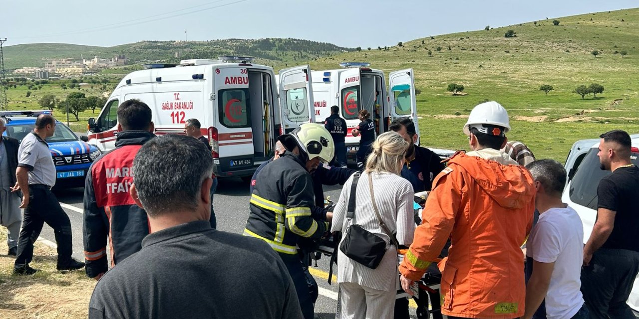 Mardin'de Hafif Ticari Araç İle Minibüs Çarpıştı: 11 Yaralı