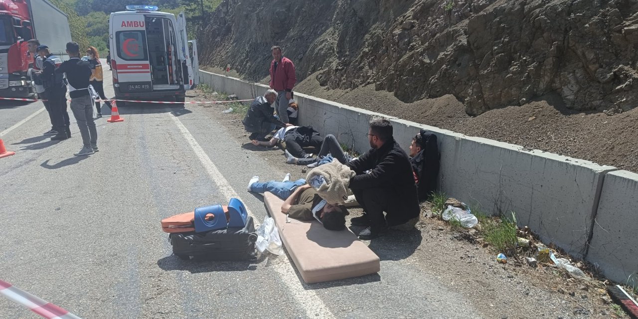 Bolu'da 2 Minibüs Kafa Kafaya Çarpıştı; 11'i Öğrenci 15 Yaralı