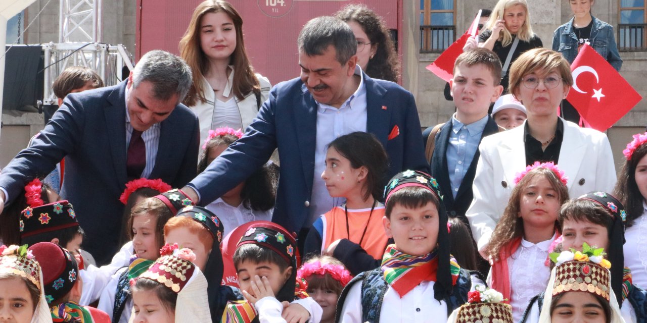 Meclis Bahçesindeki 23 Nisan Etkinliklerinde Çocuklar Eğlendi