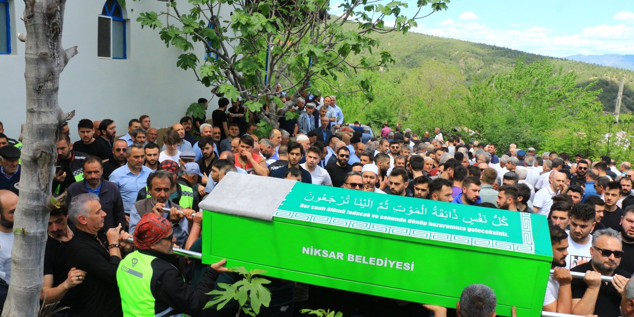 Kurye Sefa, Son Yolculuğuna Uğurlandı; Babası Meslektaşlarını Gösterip, Gözyaşı Döktü