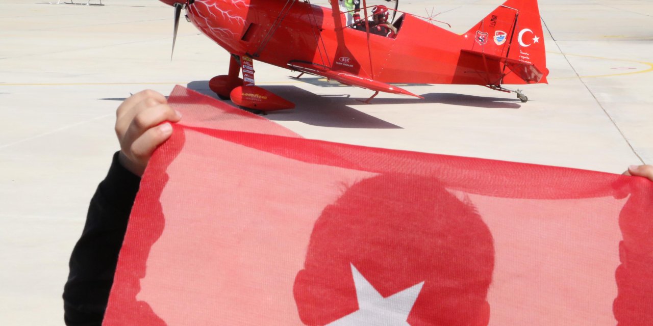 Akrobasi Pilotu Semin Öztürk’ten Çocuklara Özel Gösteri