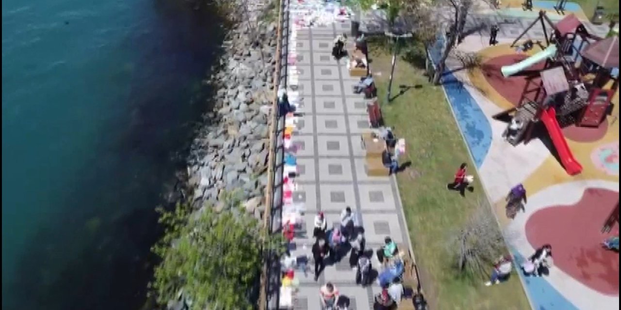 İstanbul-beykozlu Anneler Filistin’de Öldürülen Çocuklar İçin Sahile Elbise Ve Oyuncak Bıraktı