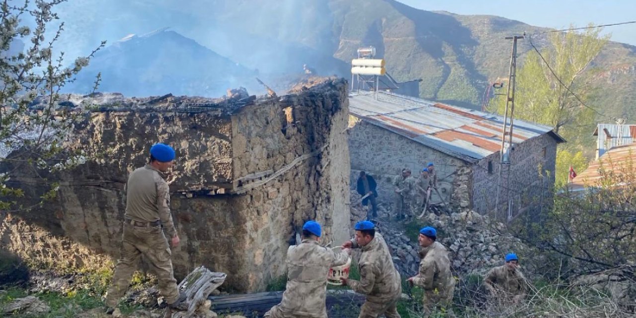 Tunceli’de Askeri Helikopter, Camide Çıkan Yangın İçin Havalandı