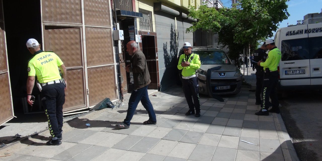 Kilis’te Otomobil Motosiklete Ve Kaldırımda Oturanlara Çarptı: 1 Ölü 2 Yaralı