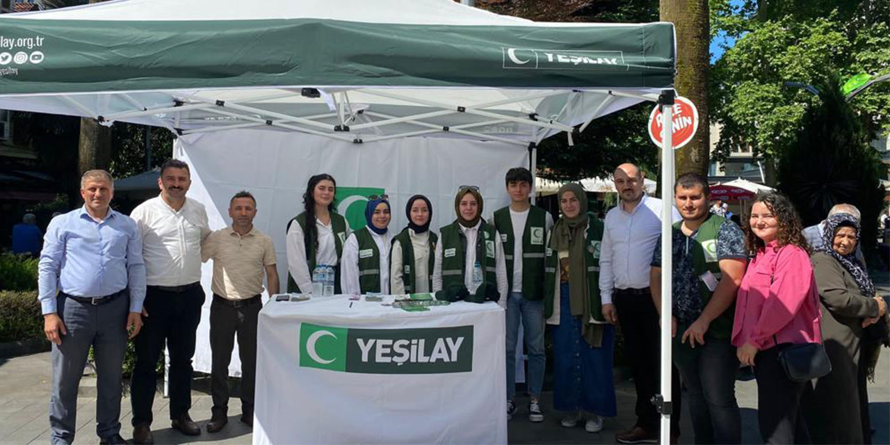 Yeşi̇lay Rize'de öğrencilerle vatandaşları bi̇lgi̇lendi̇ri̇yor