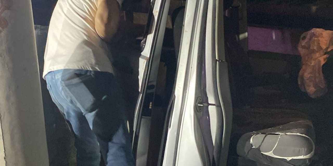 Tarsus'ta Minibüs Elektrik Direğine Çarptı: 2 Ölü, 3 Yaralı