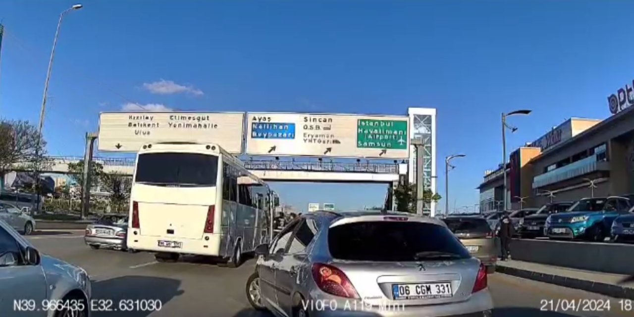 Trafikte Çıkan Tartışmayı, Olay Yerinden Geçen Çevik Kuvvet Ekibi Sonlandırdı; O Anlar Kamerada