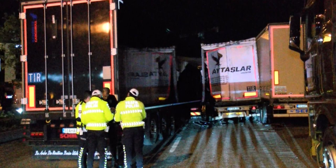 İstanbul - Alkollü Tır Şoförü Park Halindeki 2 Tır'a Çarptı: 1 Yaralı