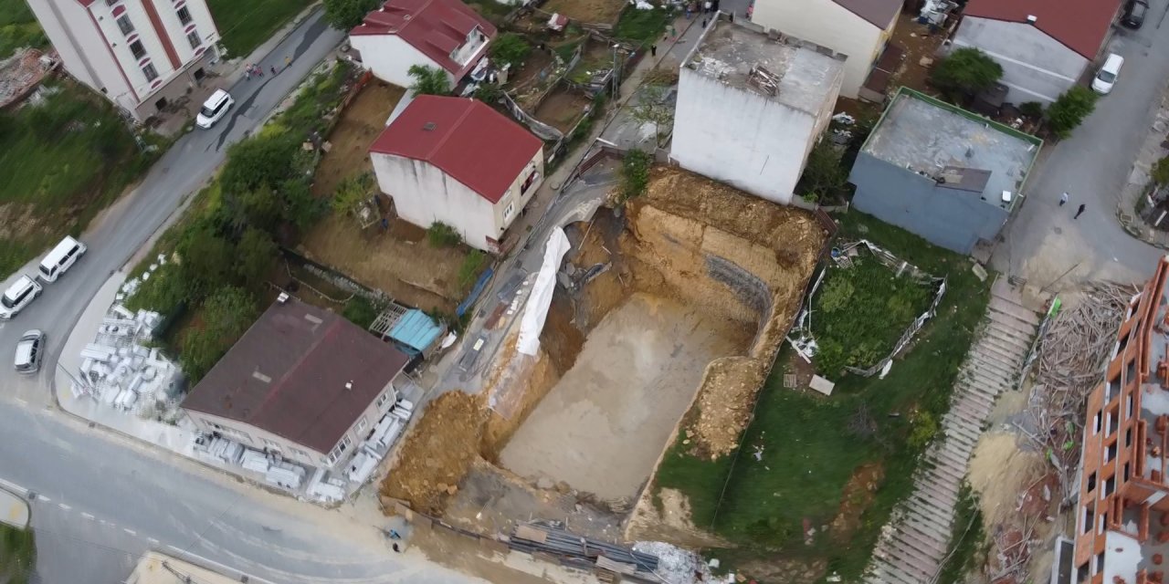 İstanbul- Arnavutköy'de Temel Kazısı Sırasında Yol Çöktü, Bir Bina Boşaltıldı