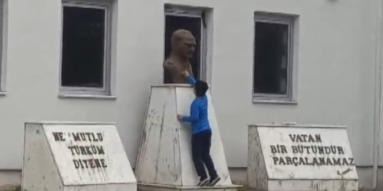 Atatürk Büstünü Islak Mendille Silen Poyraz’a, Atatürk Posteri Ve Polis Şapkası