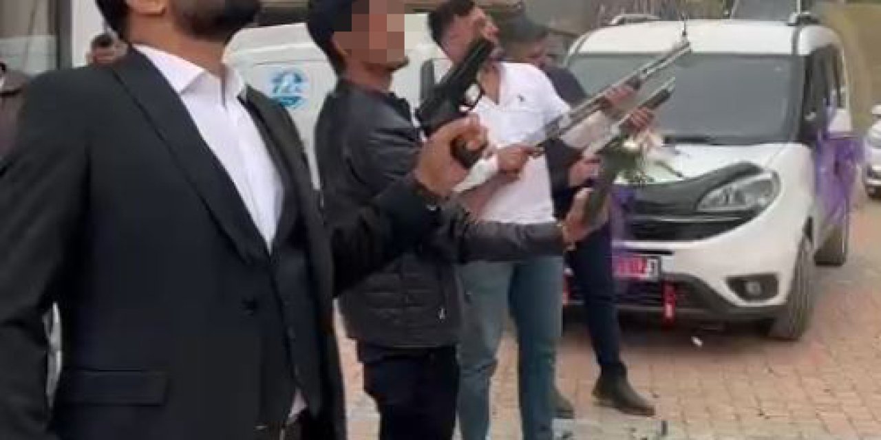 Tabanca Ve Pompalı Tüfeklerle Havaya Ateş Açıp, Sosyal Medyada Paylaştılar