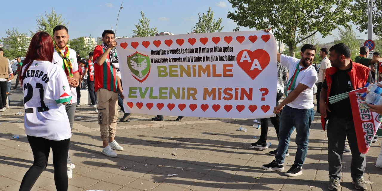 Diyarbakır’da Stattan Çıkışta Sürpriz Evlilik Teklifi