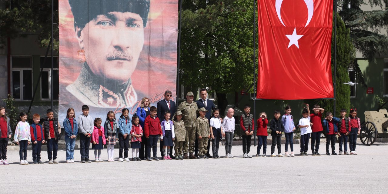 Askeri Birliği Ziyaret Eden Öğrenciler Fidan Dikip, Erbaş Ve Erlerle Yemek Yedi