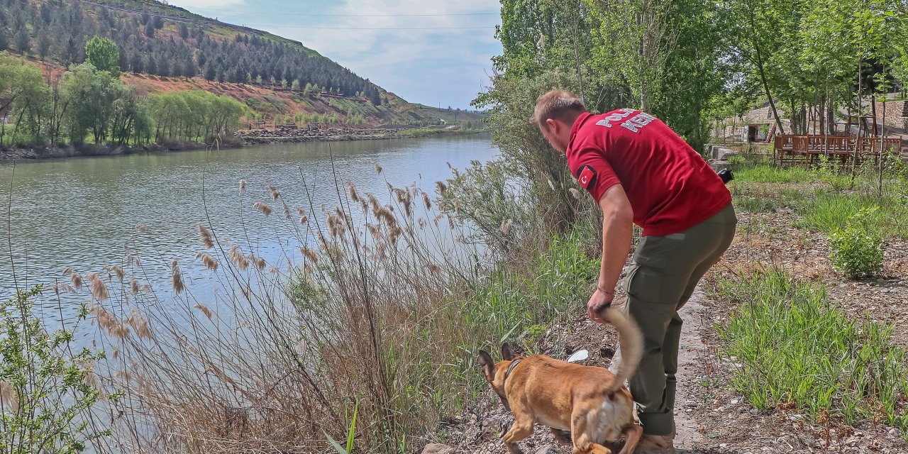 'hareketsiz Erkek Görüldü’ İhbarının Yapıldığı Dicle Nehri'ndeki Aramalara Kadavra Köpeği Boyka Da Katıldı