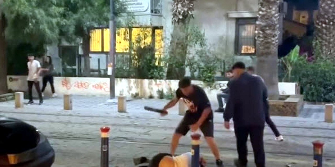 İzmir'de 2 Gence Tekme, Tokat Ve Demir Çubuklu Saldırı Kamerada