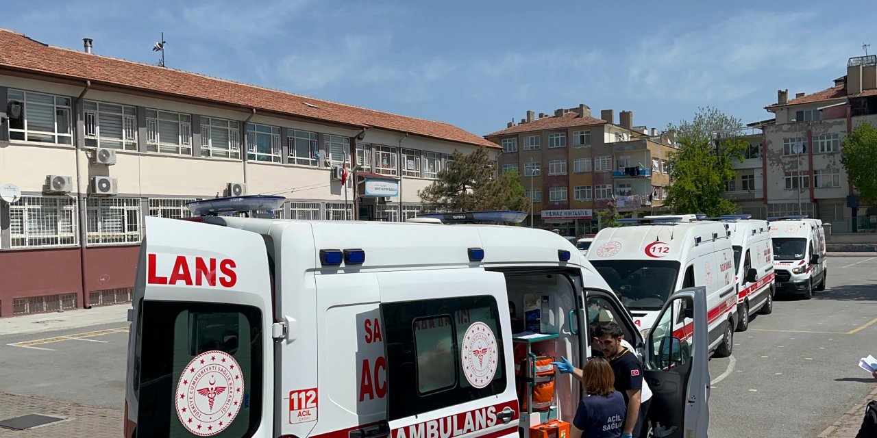 Kayseri'de 24 Öğrenci, Zehirlenme Şüphesiyle Hastaneye Götürüldü