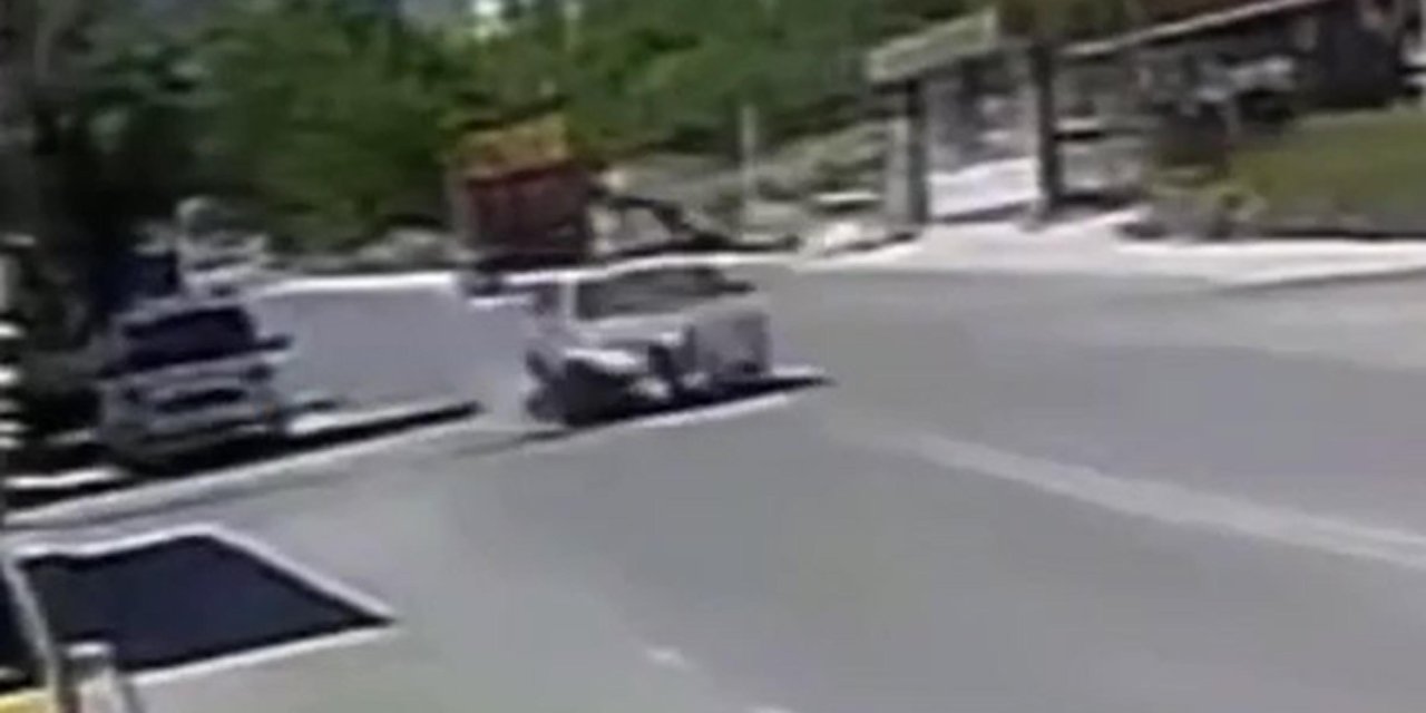 Otomobilin Çarptığı Motosikletin Sürücüsü Metrelerce Havaya Savruldu