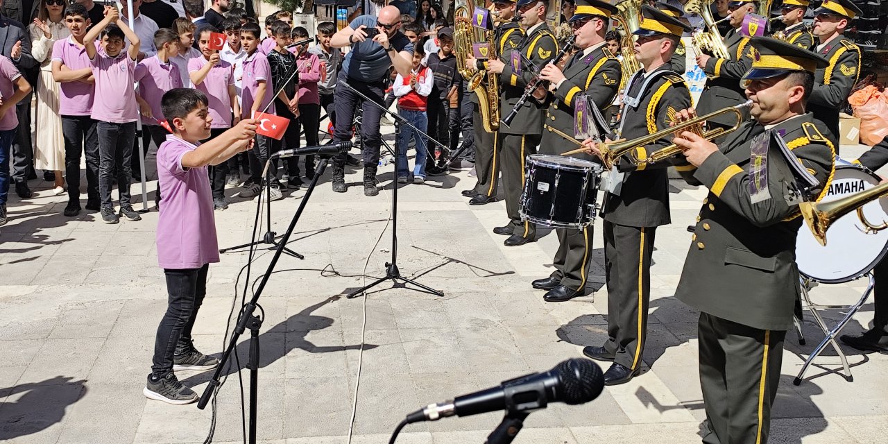 Silopi’de Çocuklar Askeri Bando Yönetip, Şarkılar Söyledi