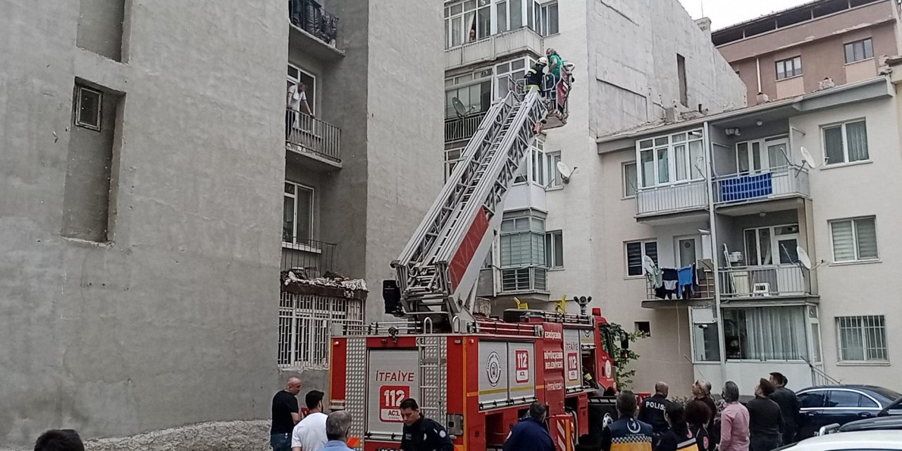 Polisten Saklanırken Komşusunun Balkonunda Mahsur Kaldı